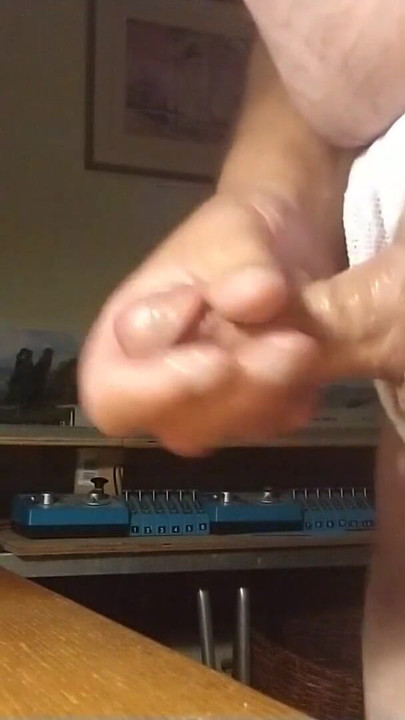 「Chrisrug panks in his panties」の迫力ある瞬間