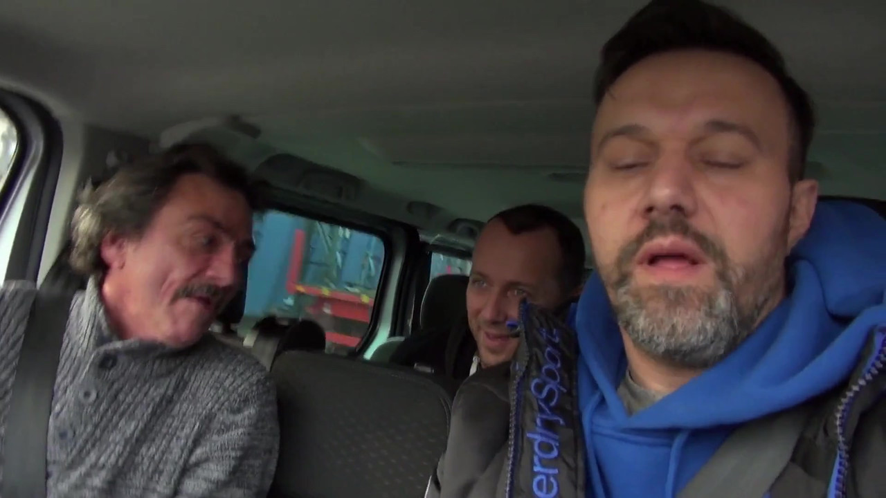 德国熟女跳上车并被性交