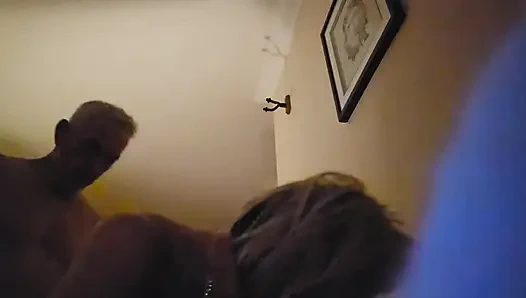 Ibu rumah tangga yang doyan selingkuh balas dendam, merekam dirinya sendiri dientot gaya doggy sama sahabatnya sendiri