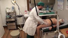 Une adolescente latina sexy vendue à la clinique par son beau-père pour des examens médicaux