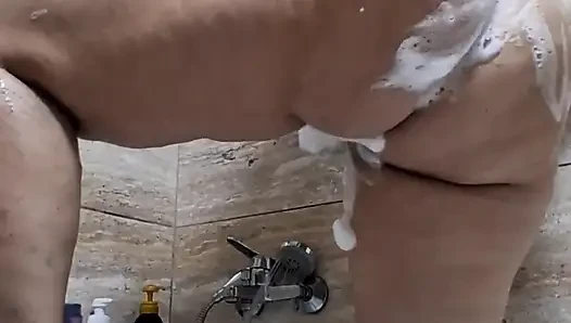 Ehefrau mit dickem arsch duscht