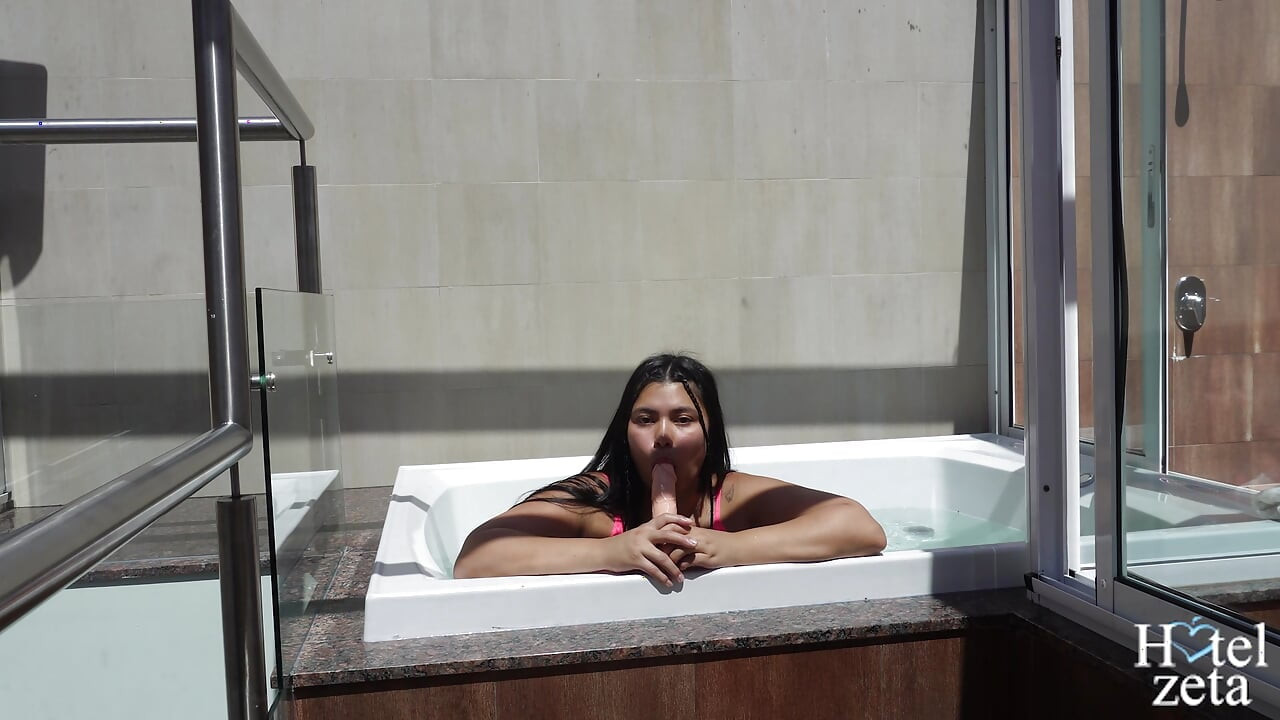 Me pide que la filme y me toma toda la leche.