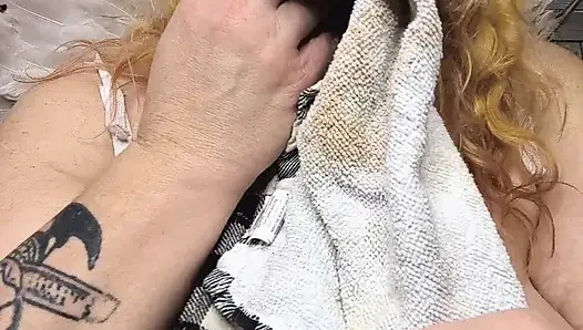 Ini adalah kejutan basah dan berantakan di antara mata mukanya