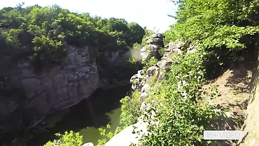 NGENTOT LIAR DI TEBING TINGGI DI CANYON. MIA BANDINI