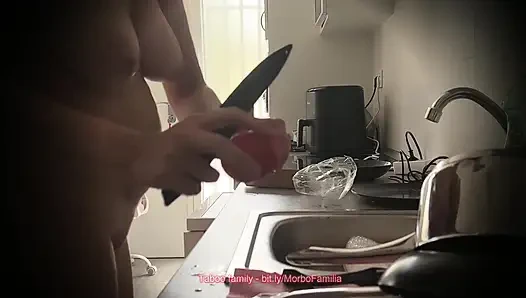 Devote mamis aufgaben: Nackt in der küche kochen