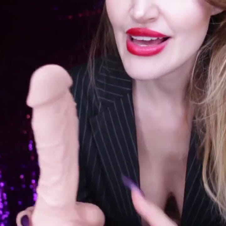 Morena sexy dá umas instruções sobre o brinquedo de vibrador