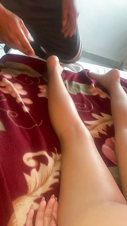 我按摩我的哥倫比亞拉丁繼女並吸她的陰道
