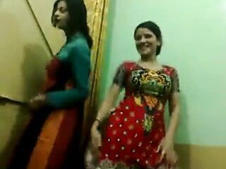パキスタンのホットな叔母はダンスを楽しむ