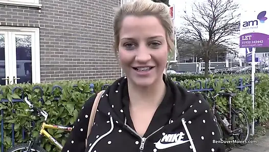 Ben Dover gırtlağına kadar aldıktan sonra ağzı tıkanan Sienna Day ile tanışıyor