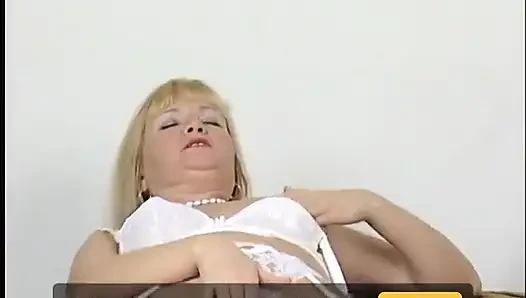Sarışın olgun için büyük orgazm
