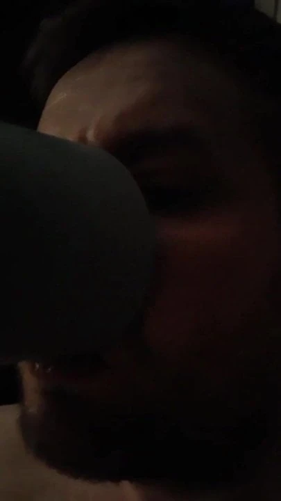 Matt iz najja pije sopstvenu pišaću