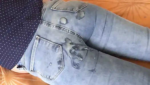 Meine schöne 58-jährige ehefrau masturbiert sehr aufgeregt und ich komme in ihren arsch mit ihren jeans an