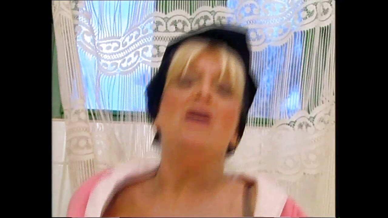 Des ados incroyables et des MILF à forte poitrine se font enculer et éjaculer dans la bouche par des grosses bites (film complet)