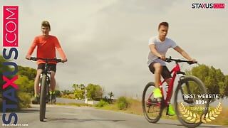 STAXUS: Cavalgar duro: Dois belos ciclistas sabem como se divertir depois de uma viagem.