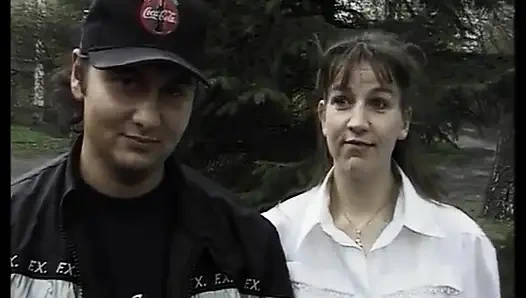 Kurviges deutsches schätzchen bekommt große ladung auf ihre perfekten natürlichen titten