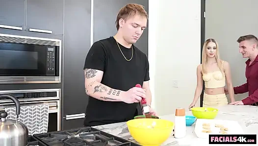 Cewek binal ini ngajak 2 cowok ini untuk nyicipin kue keringnya dan wajahnya dicrot sperma hangat