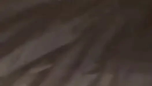 Amcığımı o kadar çok spermle dolduruyor ki götümden aşağı iniyor