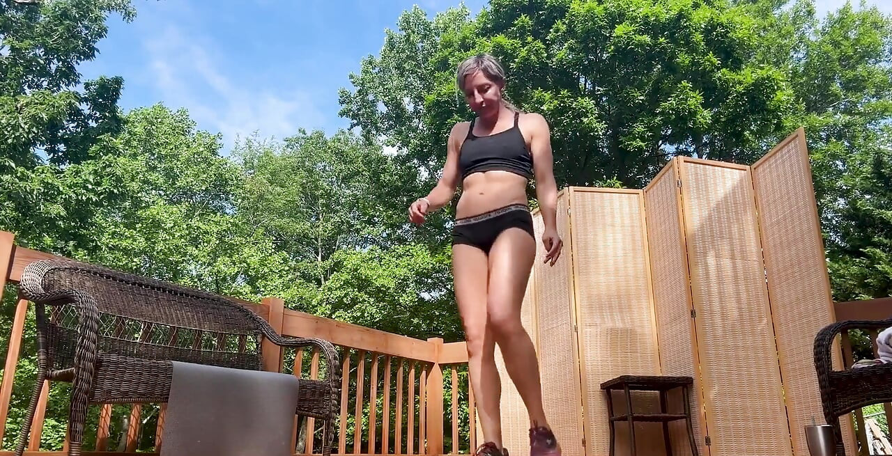 Câte Burpees Lora Cross poate face