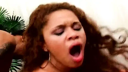 Vollbusiges schätzchen isst sperma nach hardcore-doppel-dreier-fick