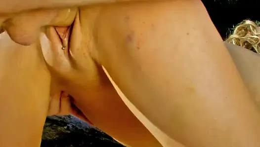 Threesome di pantai dengan sepongan kegilaan