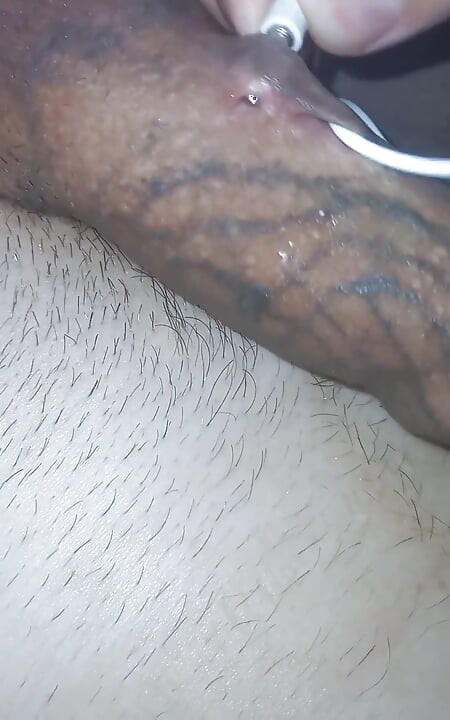 我把耳机塞塞在我的尿道和我的大鸡巴穿孔里. 我像疯了一样射了两次.
