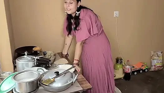 Горячая дама сосет хуй, громко трахается на кухне слишком жестко