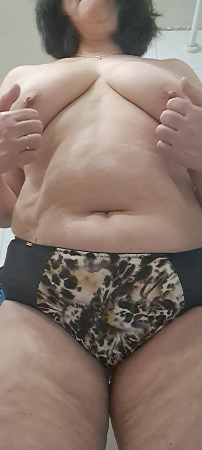 Looking to Put Fingers in Wet Vagina