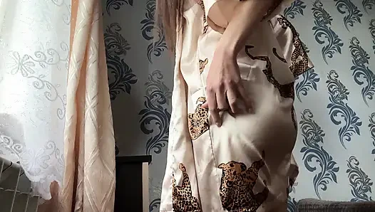 İnce kız bornozunu açtı ve altında hiçbir şey yoktu... Tıraşlı amcığın heyecanlı mastürbasyonu