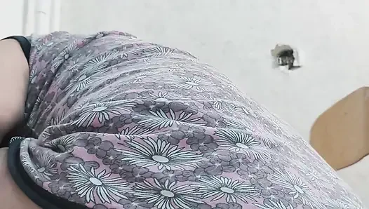 Orta yaşlı seksi kadın külotsuz bir kaloriferi boyar.