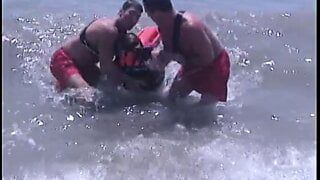 Typ bekommt seinen dicken Schwanz von zwei Rettungsschwimmern gleichzeitig gelutscht