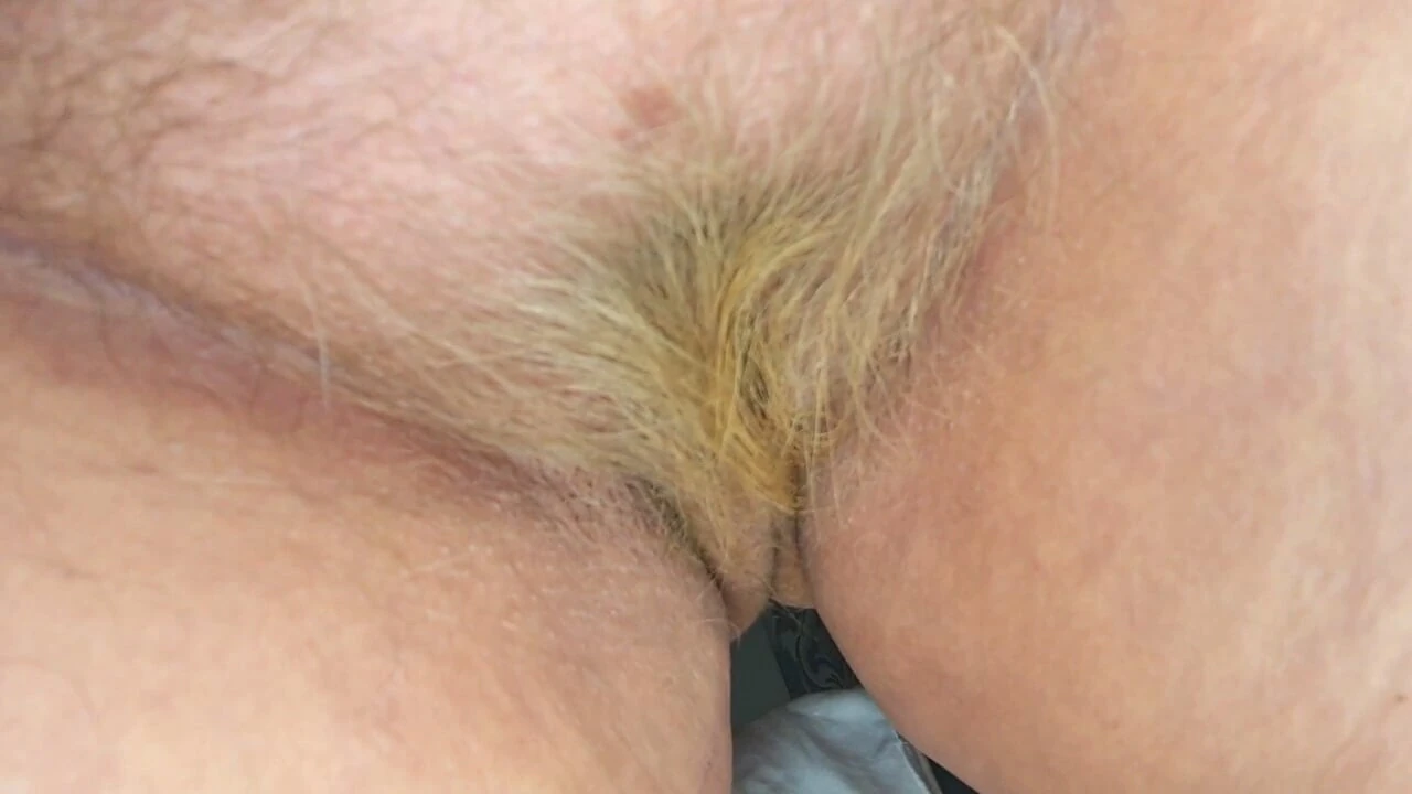 Stora tuttar och hårig buske - mogen amatör BBW milf slampa styvmamma styvmor sovrum hemlagad riktig hemmafru