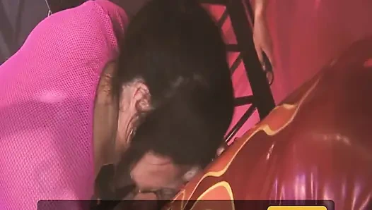 İç çamaşırlı üç büyük memeli arkadaşın lateks maskeli bir adamla sikiştiği cinsel grup seks