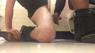 Mão no banheiro público