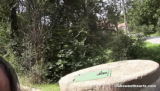 Lucy und nikita spielen draußen