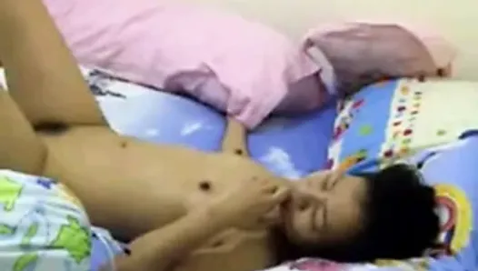 Casal de lésbicas da Malásia porra de cinta-caralho! pengkid (tomboy)
