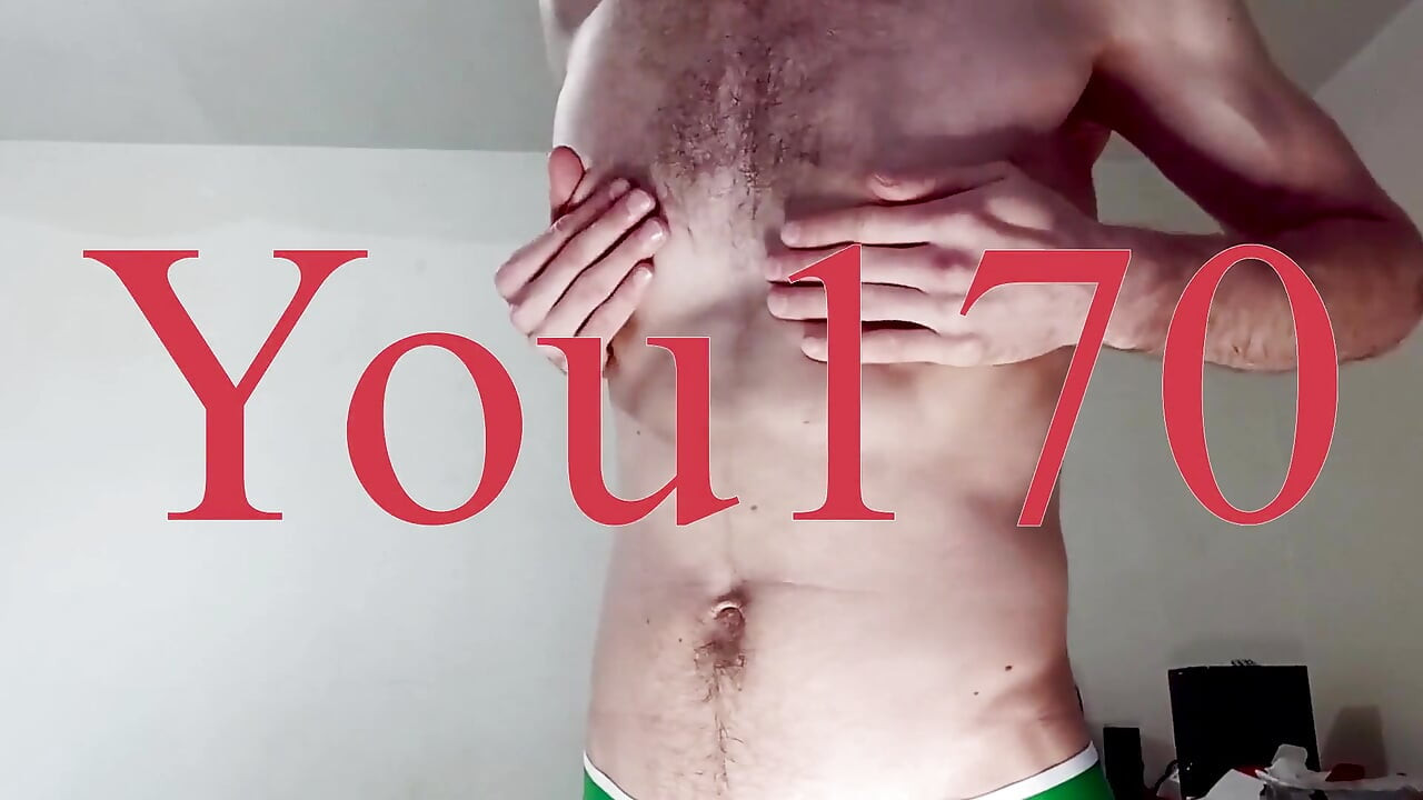 美しい体を持つ男が彼のペニスをオフにジャークし、大声で絶頂します