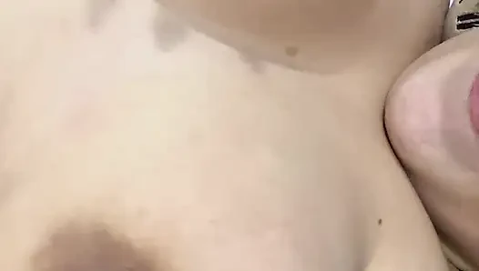 Sie wippte meine riesigen Brüste und massierte sie sehr lecker