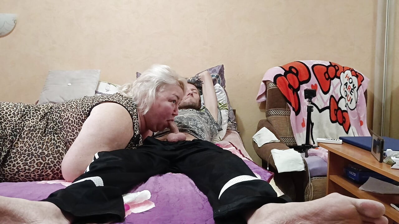 Neočekivano duboko pušenje od maćehe sa spermom u usta i gutanjem