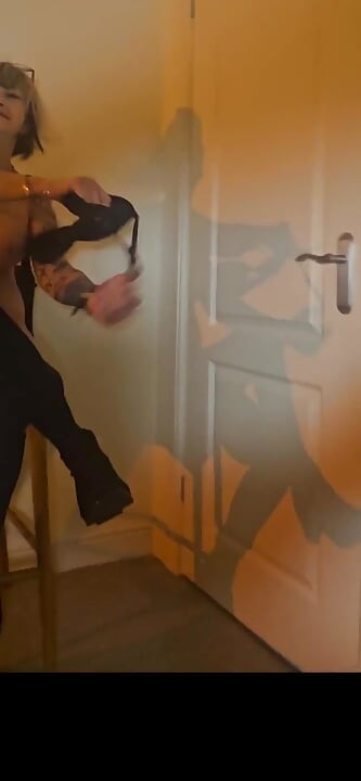 Sexy Hot Cougar GILF Wearing High Boots Gets Fucked