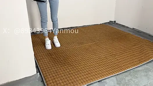 Gefangene das mädchen in engen jeans
