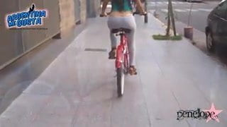 Mais incrível bunda andando de bicicleta com uma tanga e camelo