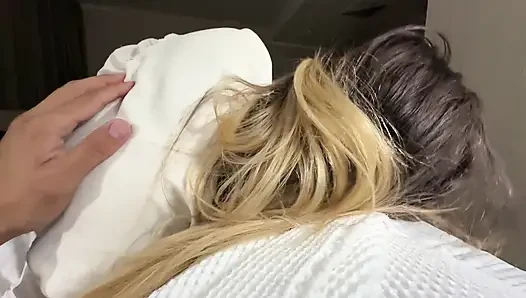 Üvey anne üvey oğlunu savunmasız yakaladı ve ona ilk seksini yaptı
