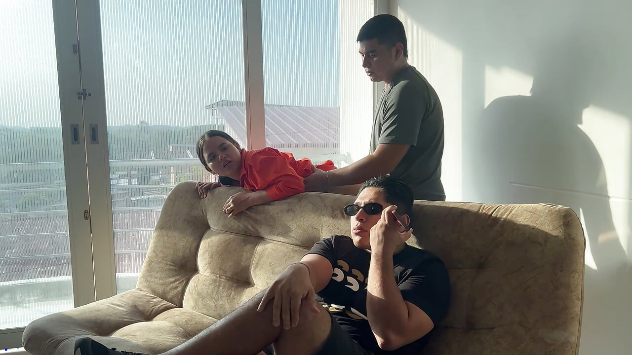 我操了他旁边的一个盲人的继女, 精液落在他身上, 他以为那是奶油