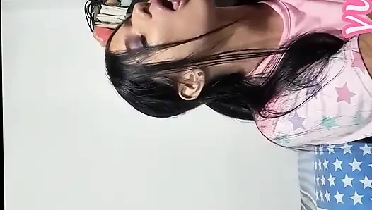 Возбужденная мачеха соблазняет своего пасынка и глотает всю его сперму