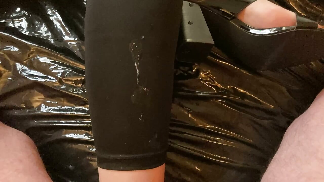 Onani og sperm på sorte leggings
