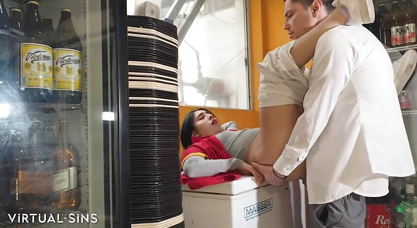 Futând o gagică sexy din Oxxo în camera din spate
