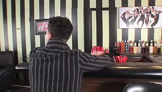 18 yaşındaki genç kız sıkı amına büyük yarak alıyor