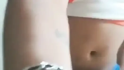 Der sohn des chefs hat sex mit dem zimmermädchen in der küche