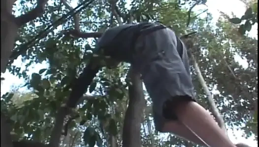 Сексуальная милфа в очках скачет на молодом члене