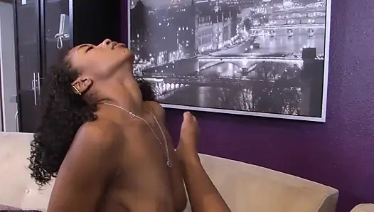 Wanita cantik kulit hitam yang luar biasa suka memek